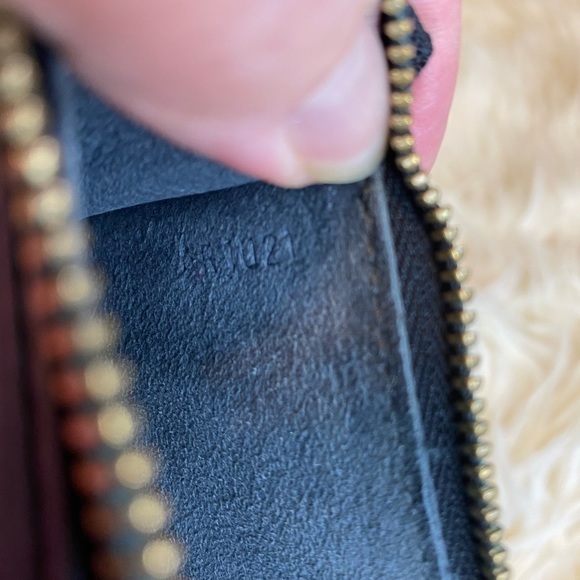 LV Epi Pochette - Picture 8 of 15